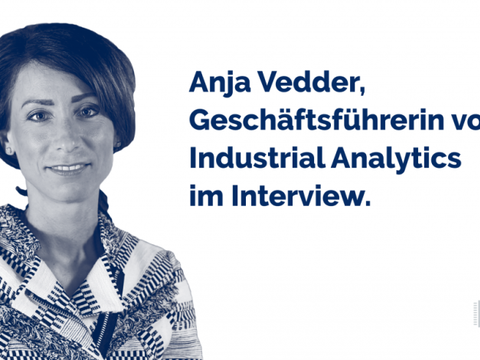 Frau lächelt in die Kamera