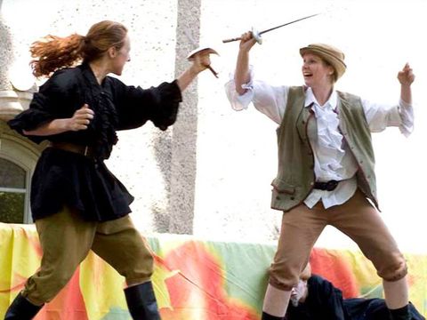 Vorbereitung Schauspielschule: Zwei Jugendliche fechten mit Theaterdegen. (Bild: © Jugendkunstschule Pankow)