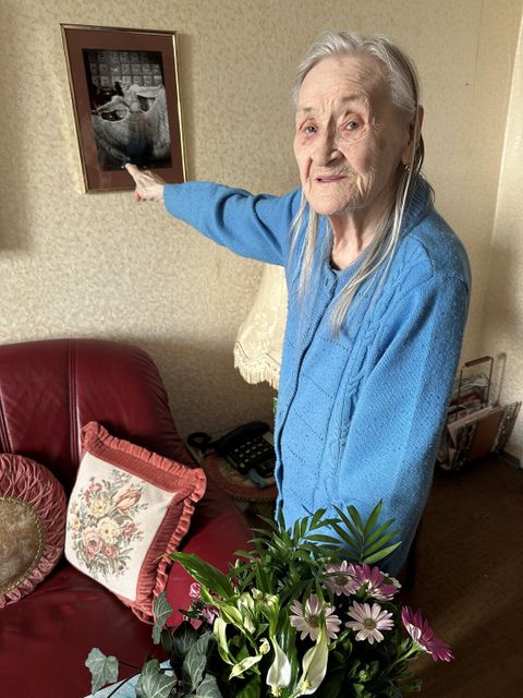 Ingeborg Zander mit ihrem Foto als Tänzerin des Freidrichstadtpalasts. (Bild: BA Rdf)