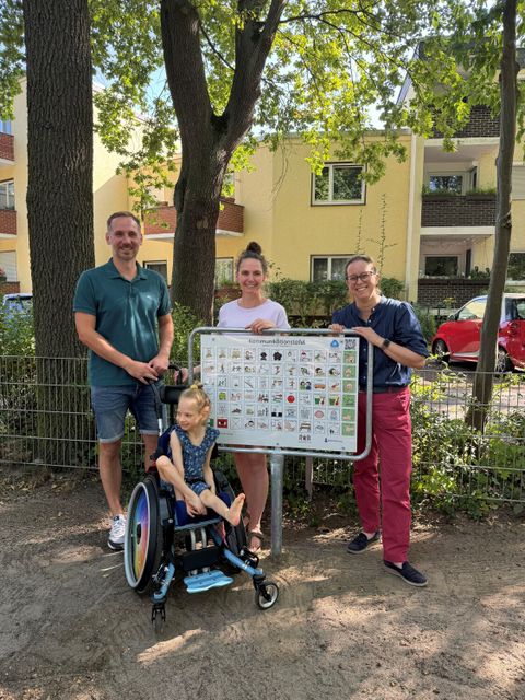 Auf dem Bild sind von links nach rechts: Vater Erik Stange, Tochter Maila, Mutter Sabine Schindler und Bezirksstadträtin Julia Schrod-Thiel (CDU) (Bild: BA Rdf)