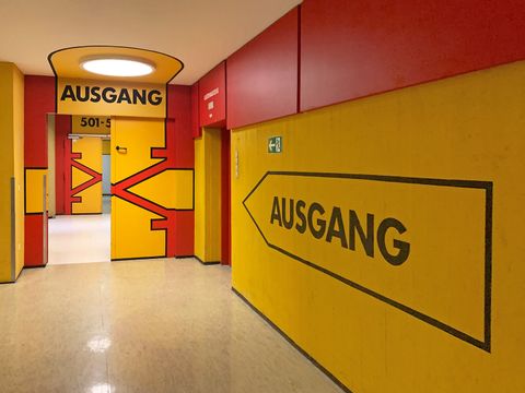 Ein Eindruck von der farbenfrohen Innengestaltung des Finanzamts Reinickendorf (Bild: Landesdenkmalamt Berlin, Marianna Klix)