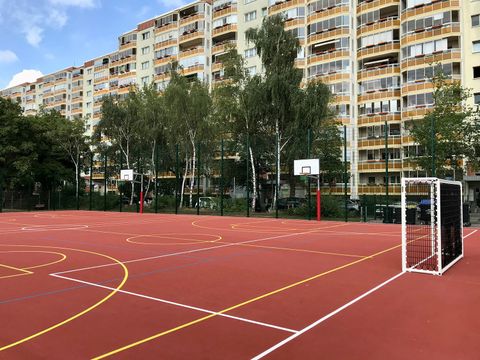 Multifunktionsspielfeld nach der Sanierung der Sportanlage (Kampfbahn Typ C)