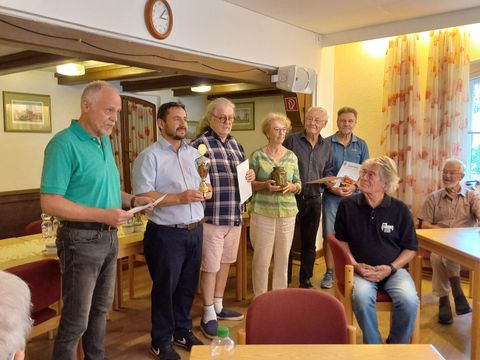 Die feierliche Siegerehrung des zweiten Doppelkopfturniers der Reinickendorfer Seniorenfreizeitstätten (Bild: BA Reinickendorf)