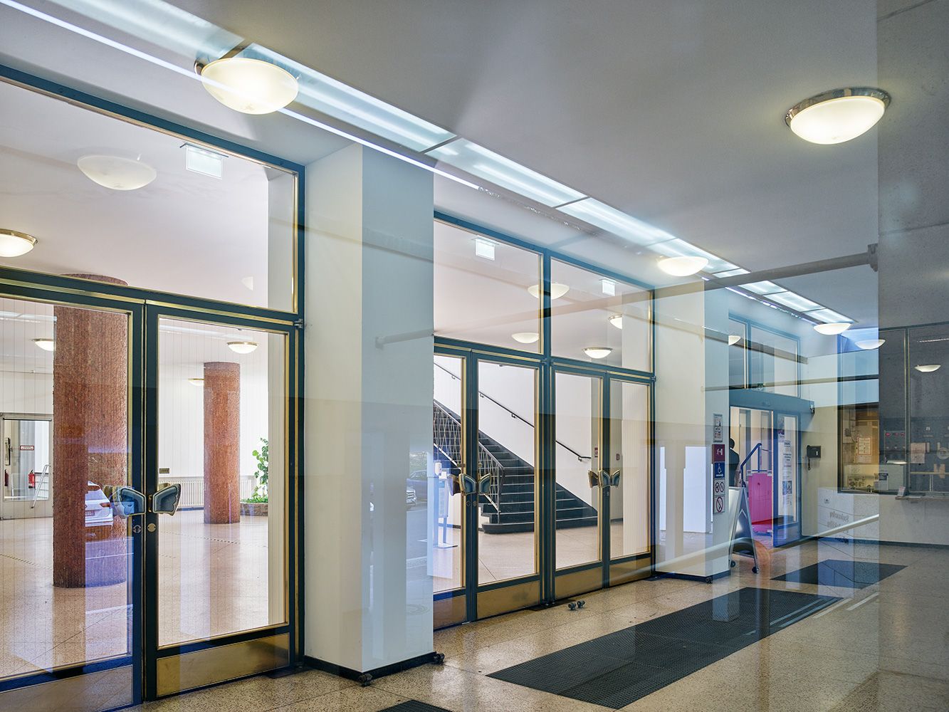 Blick ins Foyer (EG) aus dem Eingangsbereich, September 2020