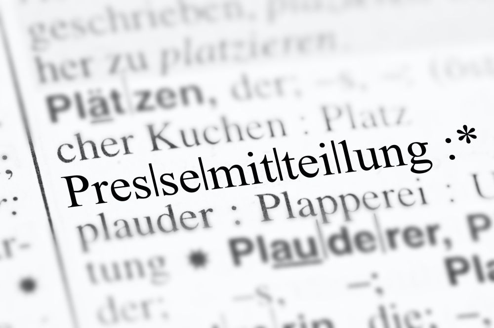 Ausschnitt eines Nachschlagewerks, wo der Fokus auf das Wort "Pressemitteilung" gelegt ist