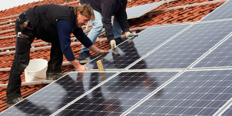 Installation von Solarmodulen auf dem Dach