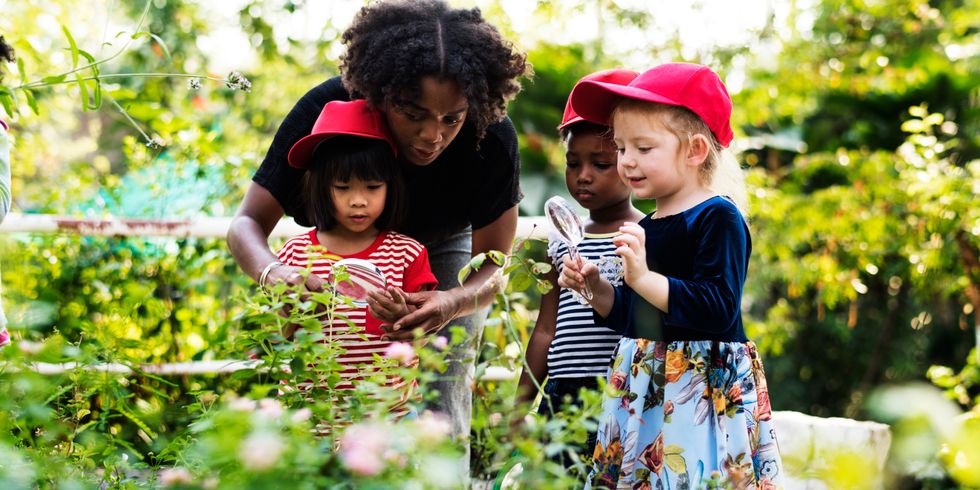 Lehrer und Schüler im Schulgarten