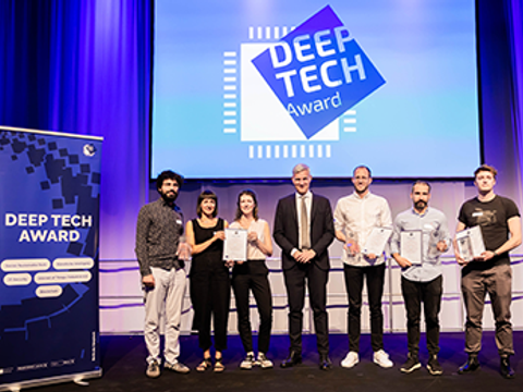 Die Gewinner und der Senator stehen auf der Bühne