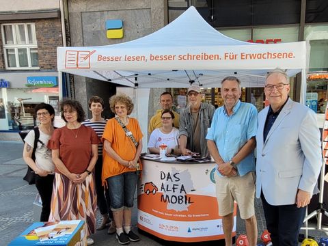 Von links: Christine Steddin, Stephanie Iffert, Anna Turré (alle VHS), eine Lernbotschafterin, Sandra Krüger, Bernd Schmieden (Kulturamtsleiter), Gerd Prange, Thomas Harms, Harald Muschner (Bild: BA Reinickendorf)
