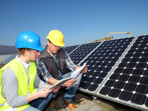 Inspektion eine Solaranlage auf einem Schuldach