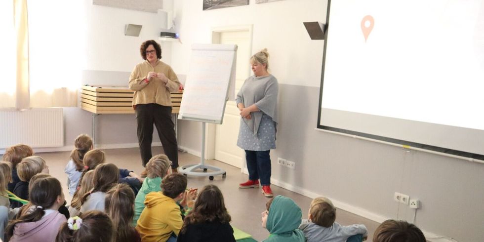 Camilla Schuler (links) und die Koordinatorin für Kinder- und Jugendbeteiligung, Manuela Elsaßer mit Kindern.