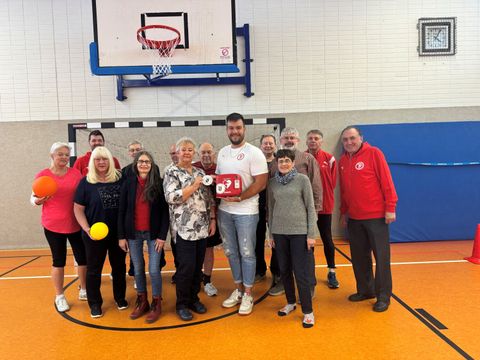 Von rechts nach links: Bernd Kunze (2. Vorsitzender), Detlef Trappe (CDU-Fraktion), Karin Hiller-Ewers (SPD-Fraktion), Marc-Eric Lehmann (1. Vorsitzender), Kerstin Köppen (BVV-Vorsteherin), Andrea Behnke (Fraktion Bündnis90/Die Grünen) 2.Reihe von links: Kenneth Hinze (Leiter der Geschäftsstelle) und weitere begeisterte Mitglieder des SC Tegeler Forst (Bild: BA Reinickendorf)