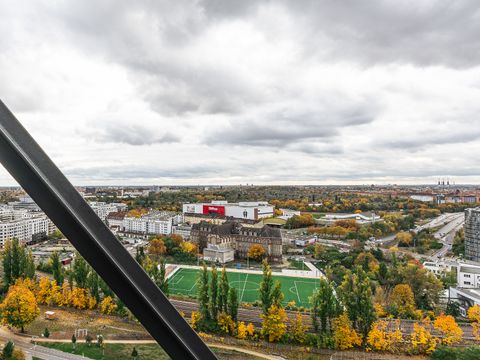 Vogelperspektive auf Sportplatz; Teske-Schule und neue Wohnbebauung Schöneberger Linse