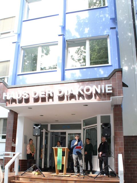 2. Juli 2024: Sebastian Hennig von der AG Stolpersteine der Diakonie verliest die Kurzbiographien der Geehrten 