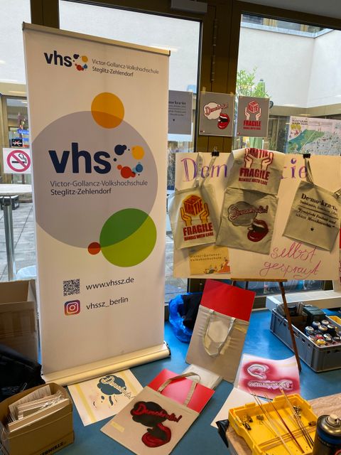 Darf beim Demokratietag nicht fehlen: die Victor-Gollancz-Volkshochschule Steglitz-Zehlendorf