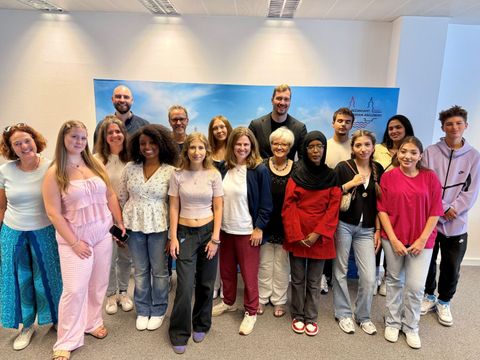 Bezirksbürgermeisterin Clara Herrmann und Jugendstadtrat Max Kindler mit Jugendlichen aus Friedrichshain-Kreuzbergs Partnerstadt Wiesbaden.