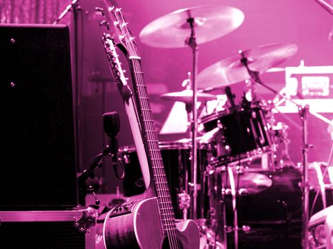 Bandinstrumente auf einer Bühne