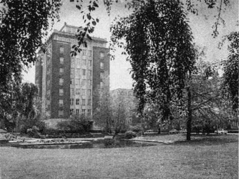 Hochhaus an der Weberwiese mit Grünanlage Weberwiese
