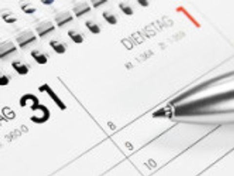 Tischkalender mit daraufliegendem Kugelschreiber