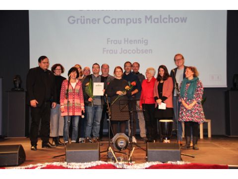 von links: Bezirksbürgermeister Michael Grunst, Bezirksstadträtin Camilla Schuler, Lehrer*innen der Gemeinschaftsschule Grüner Campus Malchow, Jutta Feige, stellvertretende Vorsitzende der BVV Lichtenberg, Bezirksstadträtin Filiz Keküllüoğlu, Bezirksstadtrat Kevin Hönicke und Daniela Kaup, Beauftragte für Menschen mit Behinderungen (Bild: Bezirksamt Lichtenberg)