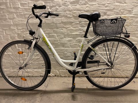Weißes Damenfahrrad