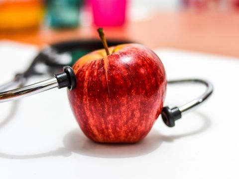 Stethoskopkopfhörer an Apfel