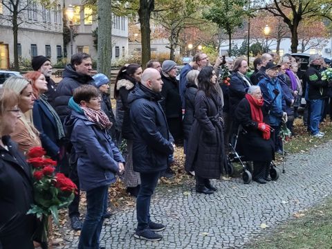 Stilles Gedenken am Rathauspark (Bild: BA Rdf)