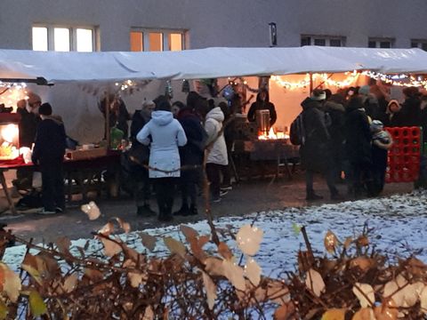 Stände des Nikolausmarktes vor dem Jugendamt