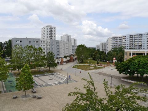 Marzahner Promenade mit Viktor-Klemperer-Platz