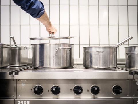 Herd mit mehreren Töpfen