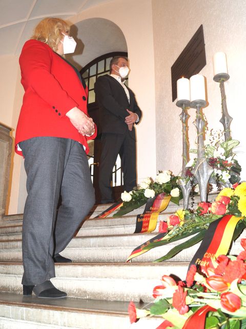 Bezirksbürgermeister Frank Balzer (r.) und BVV-Vorsteherin Kerstin Köppen (l.) vor der Erinnerungstafel am Eingang des alten Rathauses. (Bild: BA Reinickendorf)
