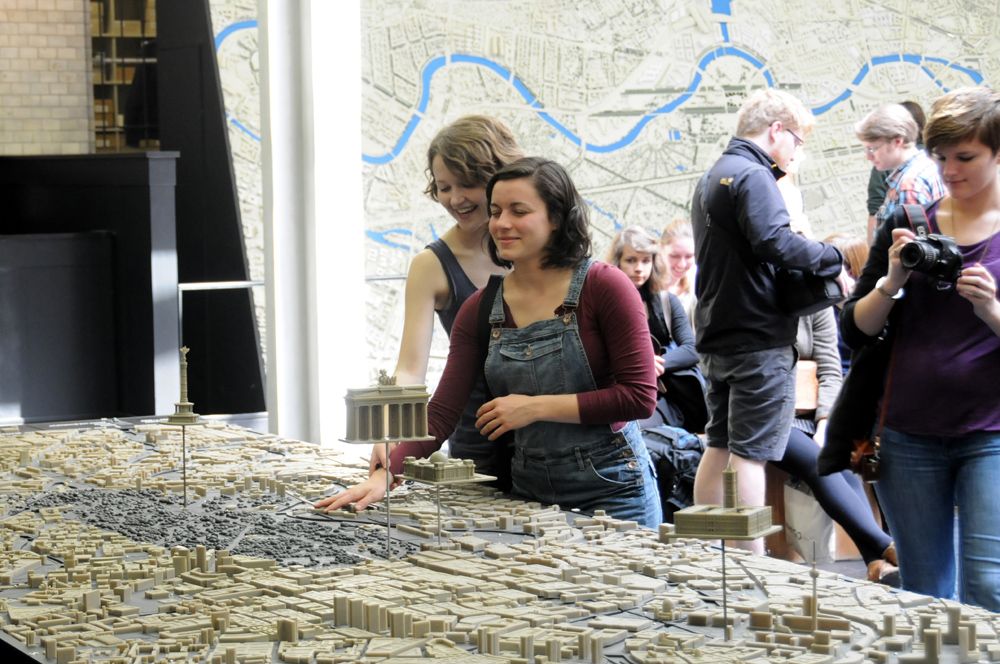 Mit dem Tastmodell der Berliner Innenstadt können Stadträume und Gebäude taktil erfasst werden.