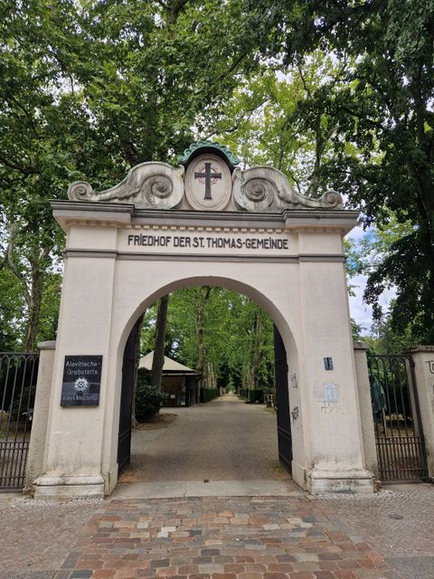 weißes, offenes Steintor zum Sankt Thomas Friedhof in Neukölln