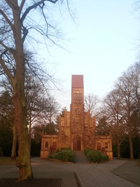 Feierhalle Ansicht im Morgenlicht Friedhof in den Kisseln