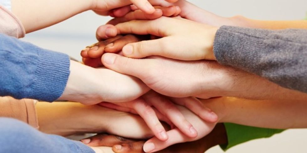 Mehrere Hände liegen übereinander