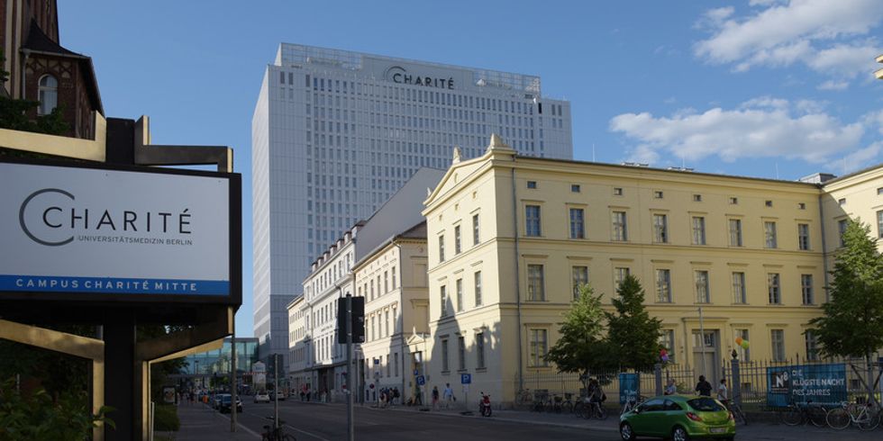 Der Campus der Charité in Mitte, im Hintergrund das sanierte Bettenhochhaus