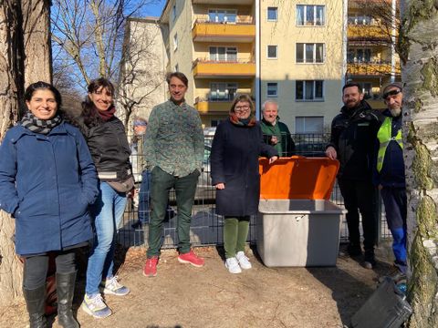 Übergabe der ersten Spielplatzkiste