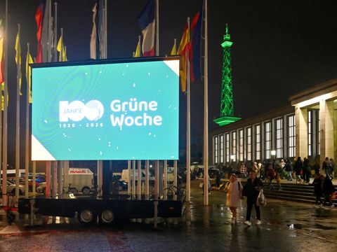 großer Monitor mit der Aufschrift 100 Jahr Grüne Woche vor dem Eingang der Messe Berlin Hamerskjöldplatz
