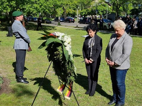 Im stillen Gedenken: Die Vorsteherin der Bezirksverordnetenversammlung Kerstin Köppen (re.) und Bürgermeisterin Emine Demirbüken-Wegner. (Bild: BA Reinickendorf)