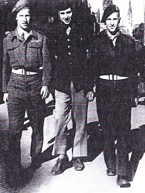 Manfred und Harry Nomburg mit einem Freund aus früheren Zeiten, Berlin Mai 1946 (Bild: privat)