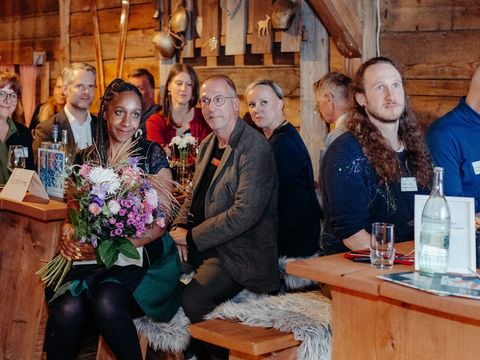 Blumen und besondere Anerkennung für die Gastgeberin des Abends: Jeniffer Morland alias „Schwarze Heidi"