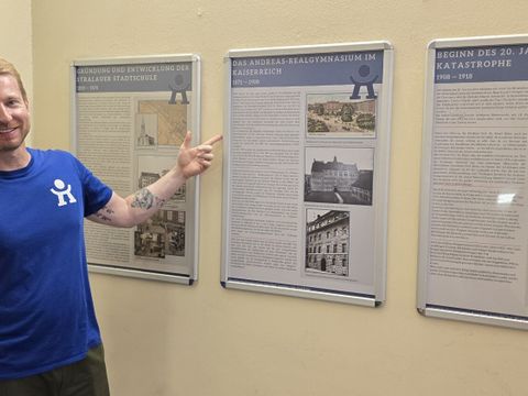 Fachbereichsleiter René Brett stellt am Andreas-Gymnasium die Schulchronik vor