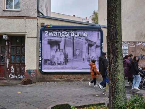 Plakate – wie hier in der Reinickendorfer Straße – verweisen auf die „Zwangsräume“ und die Online-Ausstellung.