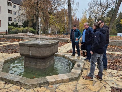 Brunnen im Rosengarten mit Gewerken