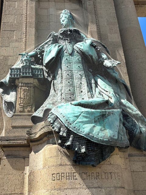 Charlottenburger Tor - Sophie Charlotte am nördlichen Flügel des Charlottenburger Tores