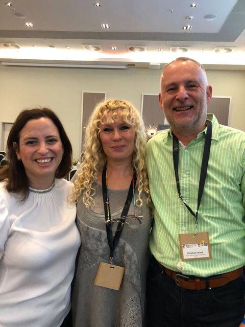 Haben gut lachen: v.l.n.r. Ortal Hadad (Jugendamtsleiterin Kiriat Bialik), Dr. Alona Eisenberg (Partnerschaftsbeauftragte Kiriat Bialik), Christian Urlaub (Partnerschaftsbeauftragter Steglitz-Zehlendorf)