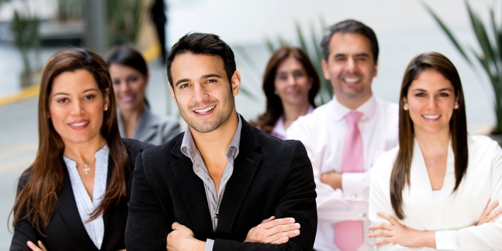 Business-Team lächelt in die Kamera