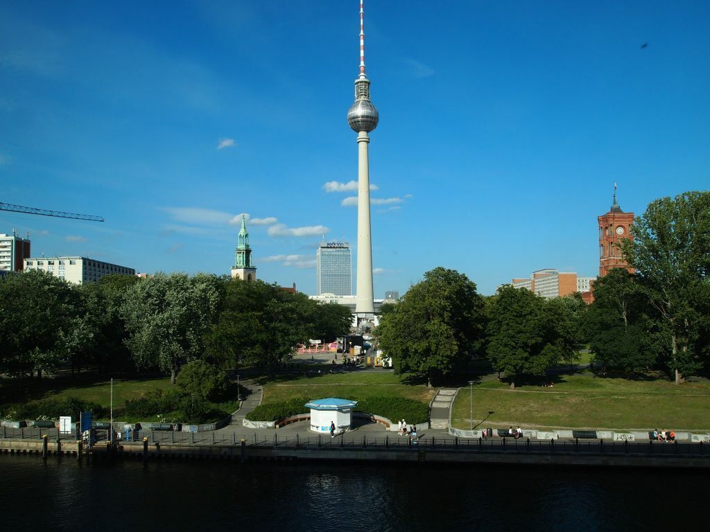 Blick auf den Fernsehturm von Westen