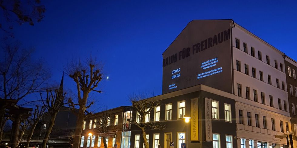 Museum Lichtenberg mit Lichtinstallation "Erinnern für die Zukunft"