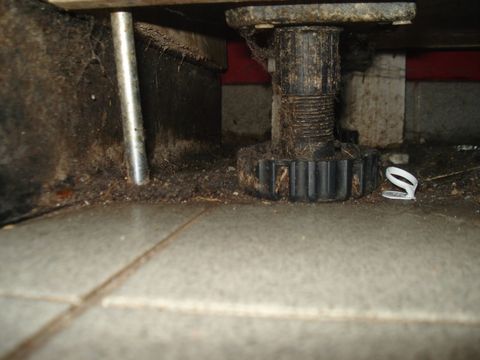 zentimeterhoher Dreck auf dem Küchenfußboden